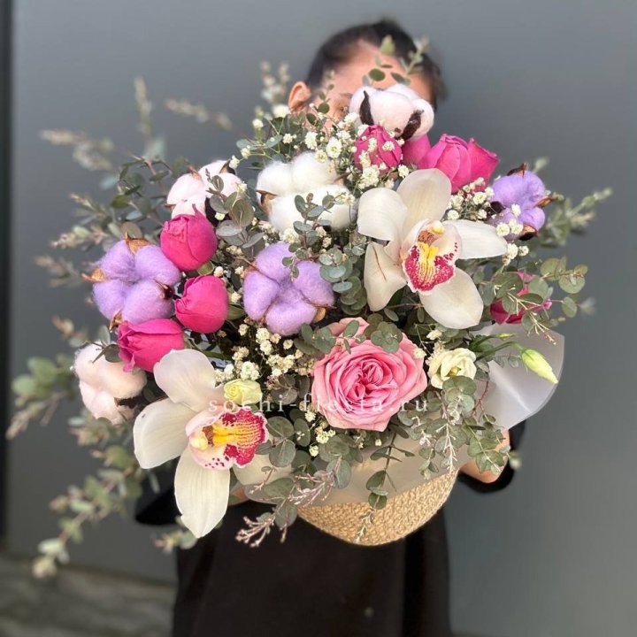 Орхидея и розы в джутовом кашпо в Сочи