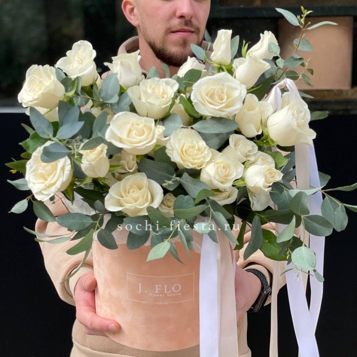 41 белая роз в бархатном боксе в Сочи