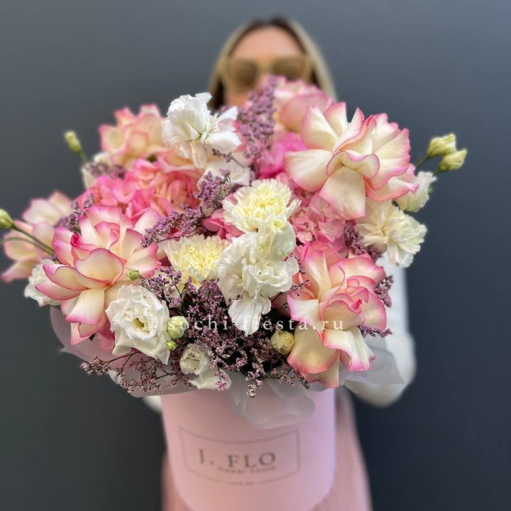 Цветочная композиция "Gloria" в боксе в Сочи