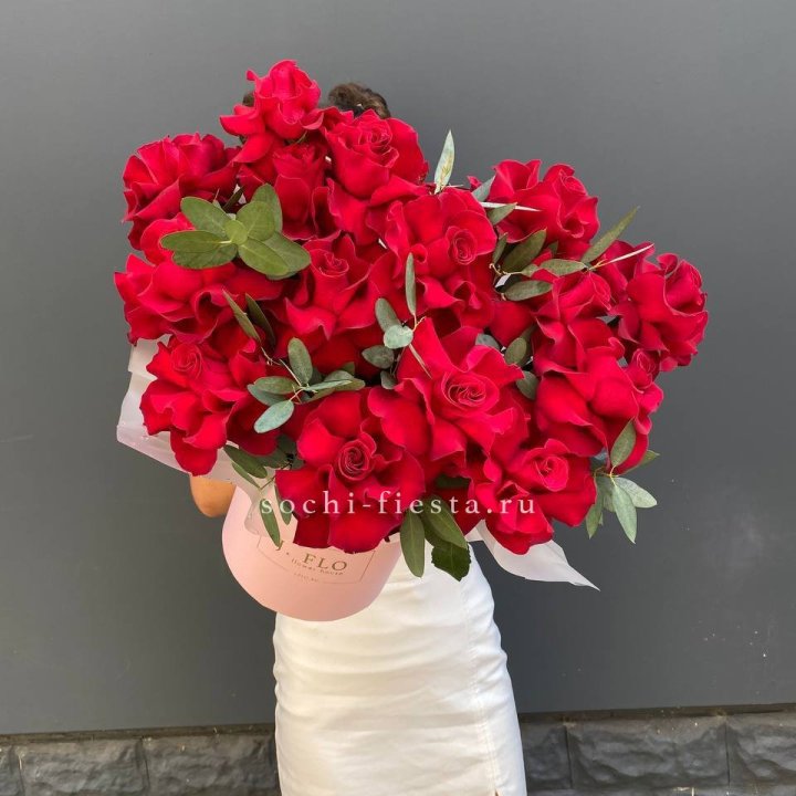 Композиция с красными французскими розами  в Сочи