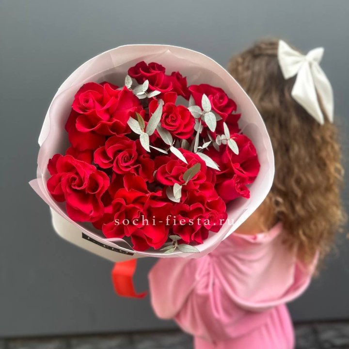 11 Красных французских роз с доставкой в Сочи