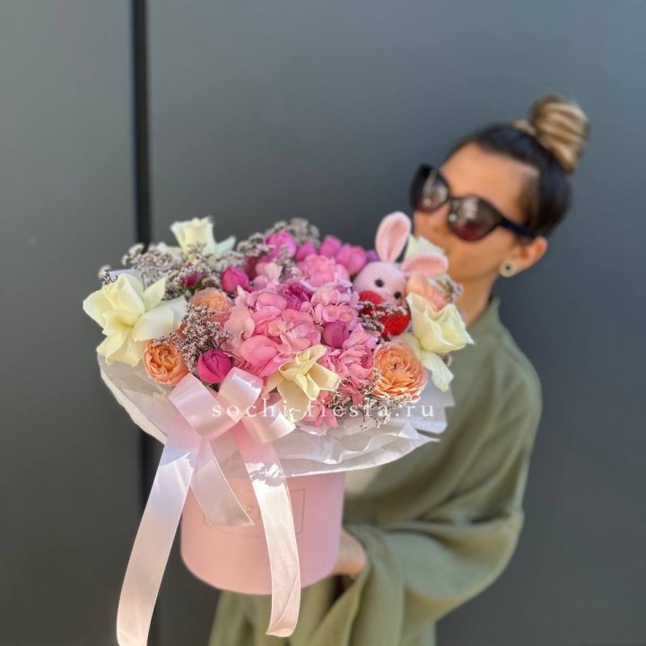 Дизайнерский цилиндр с игрушкой "Лола" в Сочи