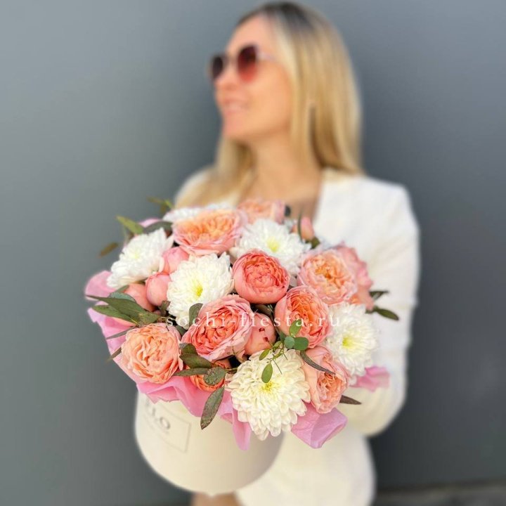 Нежная коробка с цветами в Сочи