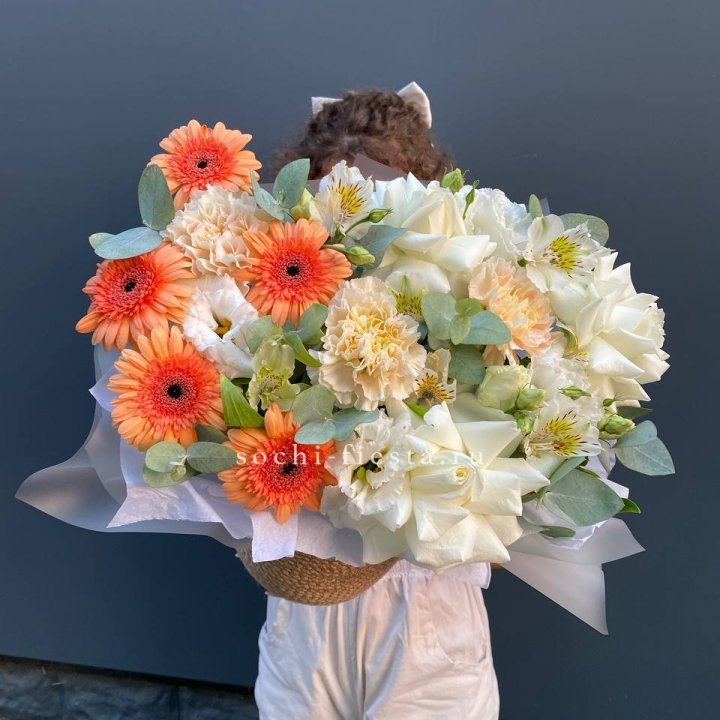 Розы и герберы в джутовом кашпо "Georgino" в Сочи