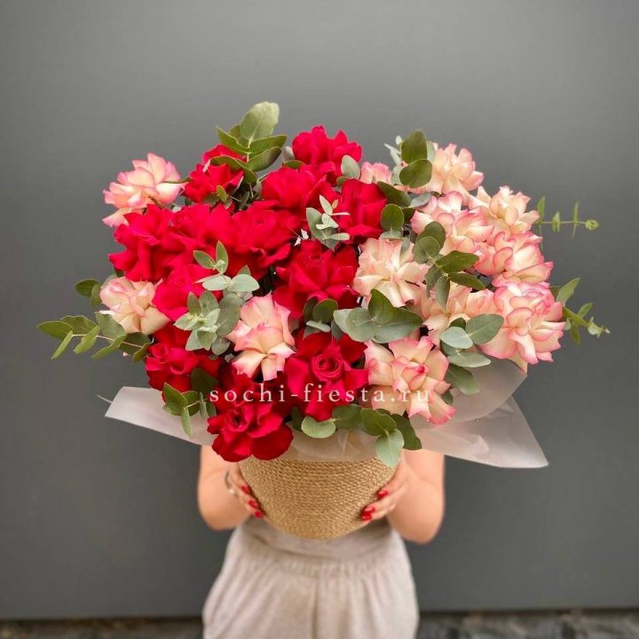 25 Французских роз в джутовом кашпо  в Сочи