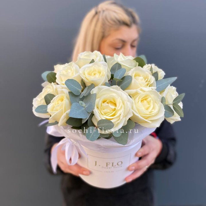 15 белых роз в боксе в Сочи
