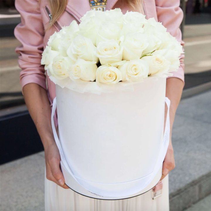 35 белых роз в цилиндре в Сочи