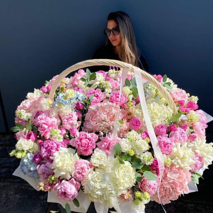 Цветочная корзина из пионов и пионовидных роз "Перфекте" в Сочи