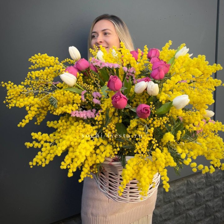 Цветочная корзина с мимозой "Спринг" в Сочи