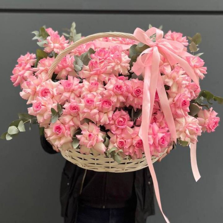51 розовая роза в корзине в Сочи