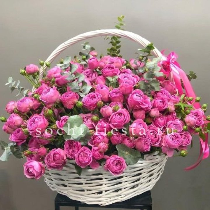 65 пионовидных кустовых роз в корзине в Сочи
