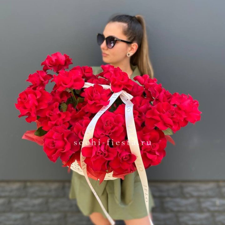 Красные французские розы в корзине в Сочи