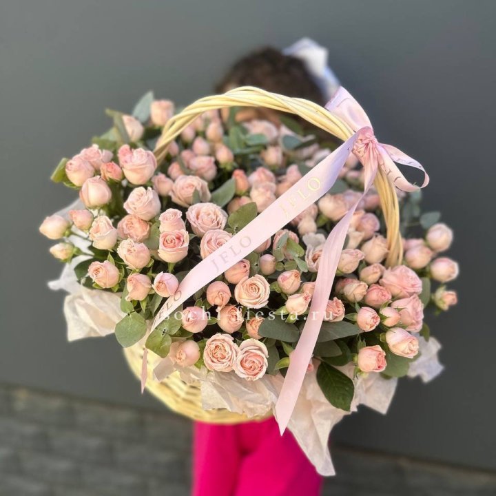 Корзина кустовых пионовидных роз в Сочи