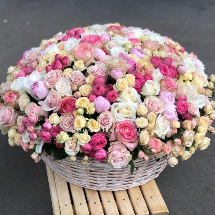 Цветочная корзина из пионов и пионовидных роз "Юниверсити" в Сочи