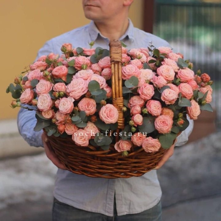 Корзина из 101 пионовидной розы в Сочи