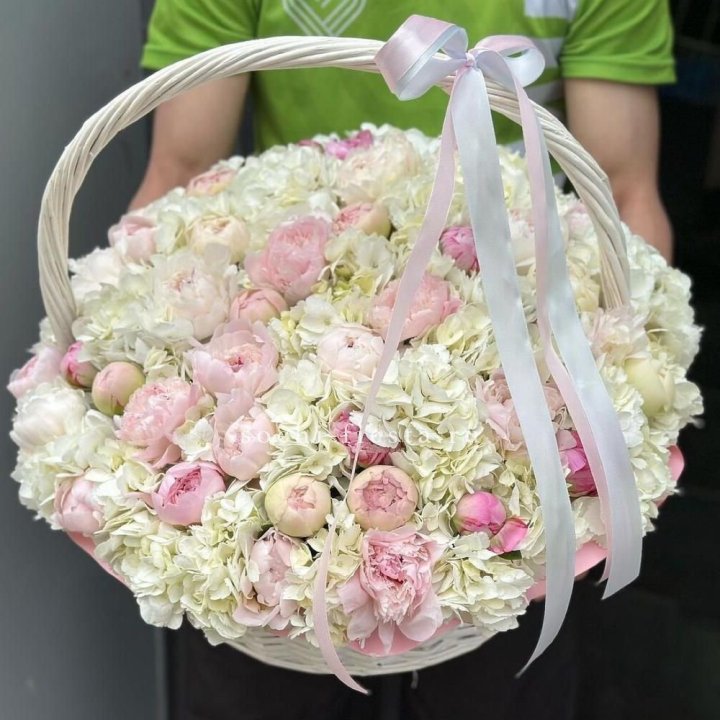 Премиум корзина гортензий и пионов в Сочи