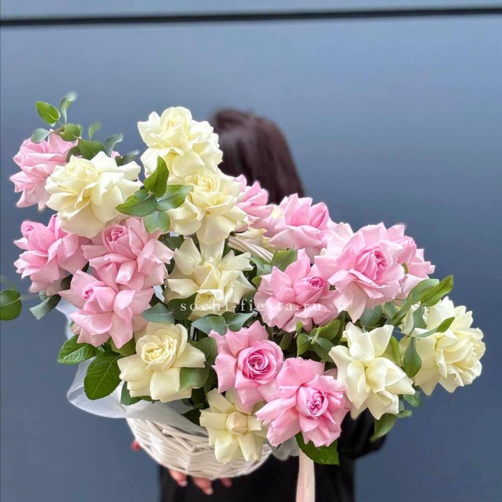 25 Французских роз в корзине в Сочи