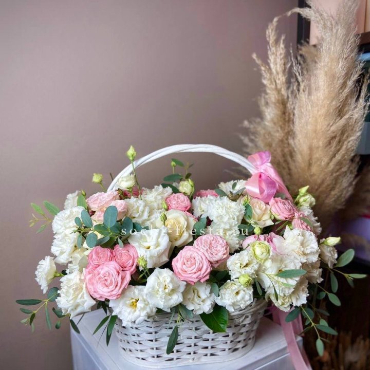 Цветочная корзина "Пинки вайт" в Сочи
