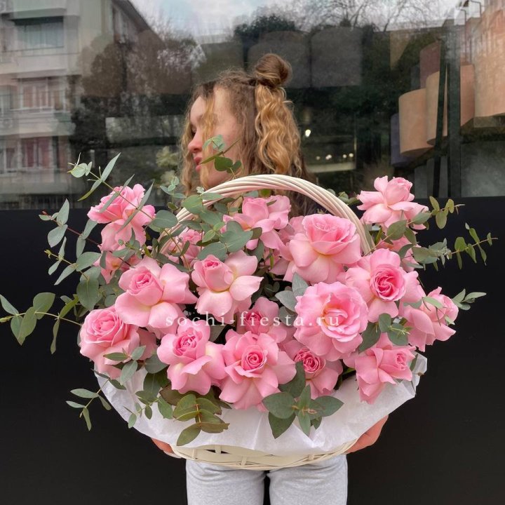 25 роз в Цветочной корзине Sweet Sugar в Сочи