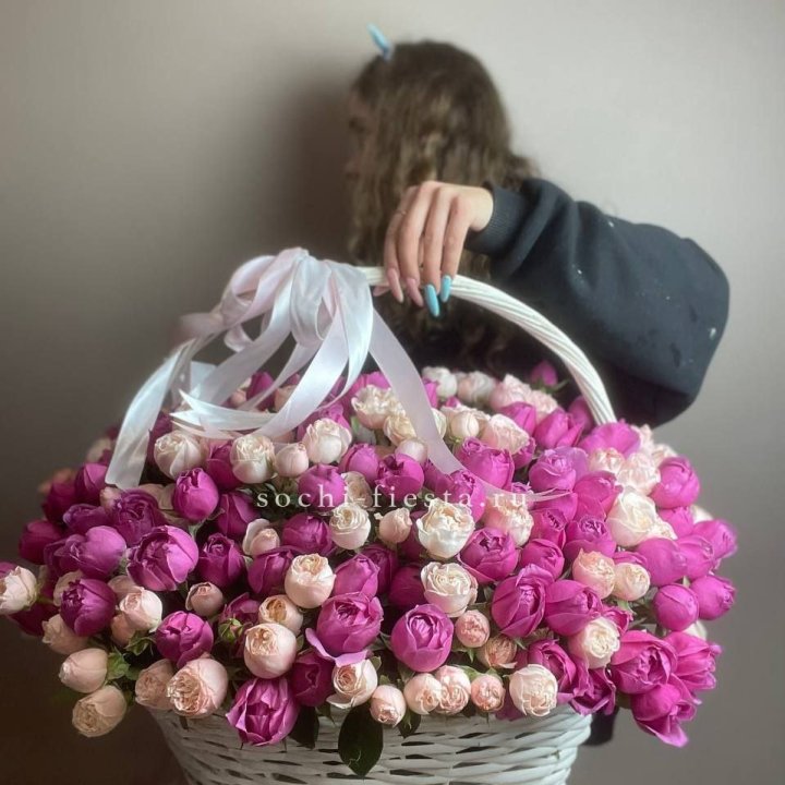Премиум корзина пионовидных кустовых роз в Сочи