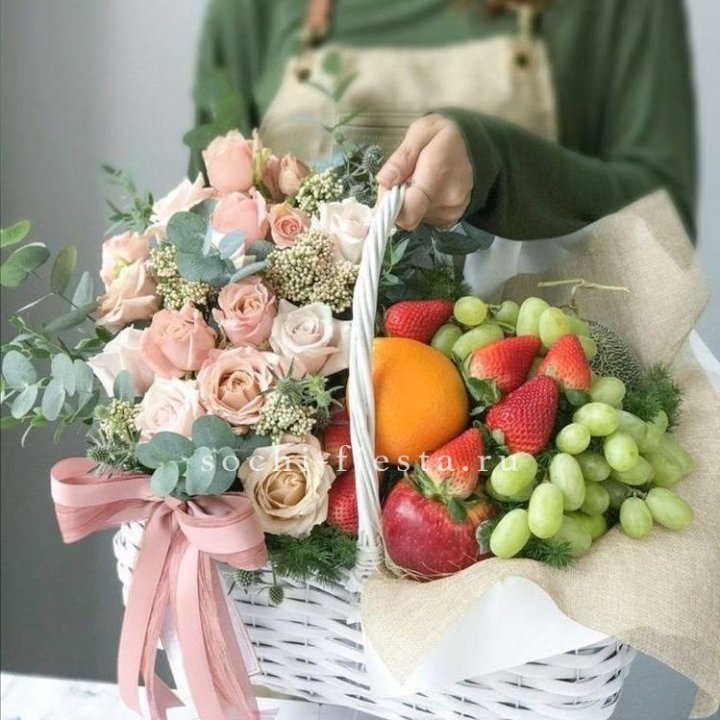 Фруктовая корзина c цветами в Сочи