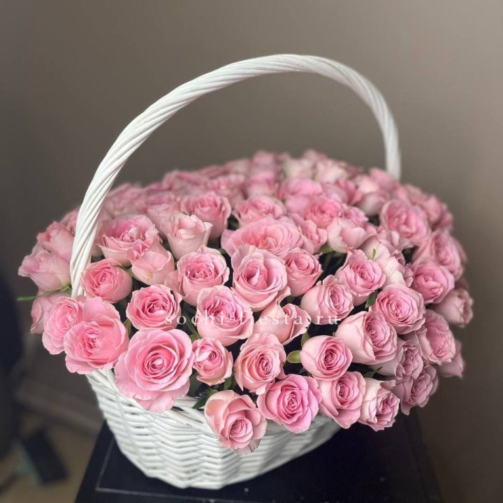 101 розовая роза в корзине в Сочи