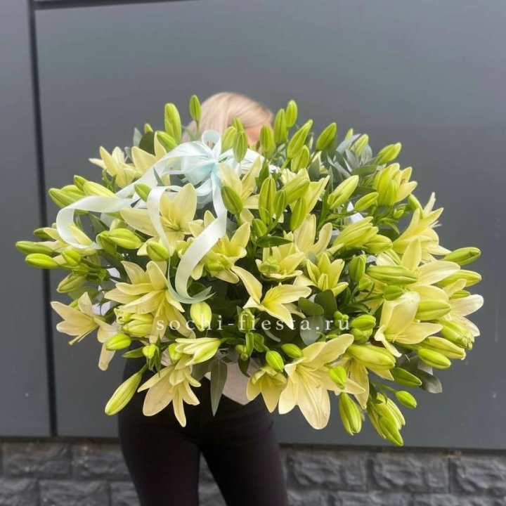 Лилии в корзине в Сочи