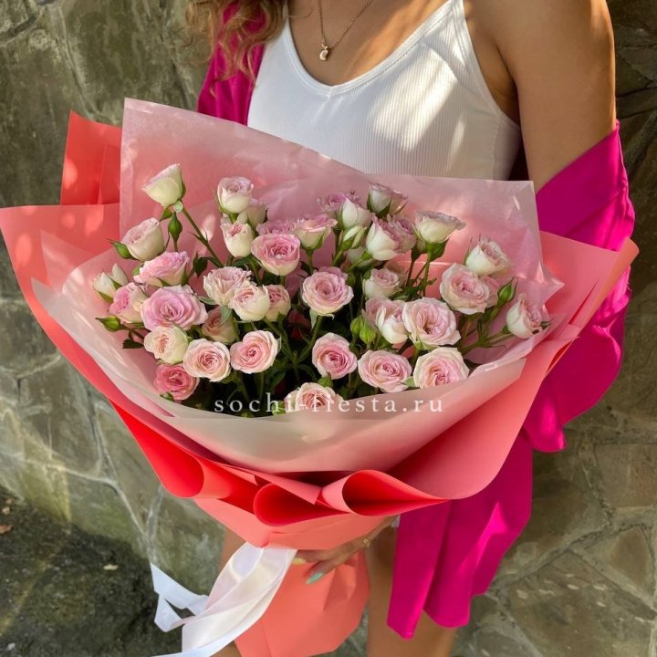 Розовые кустовые розы в Сочи