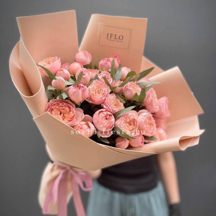 Букет из 9 кустовых роз Джульетта в Сочи