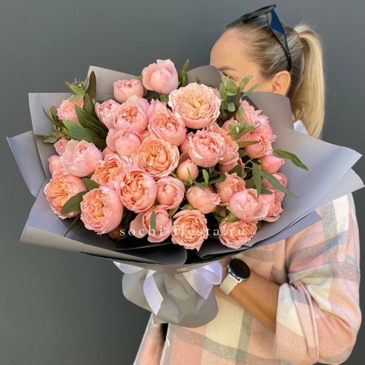 Букет с пионовидными розами "Пивайн" в Сочи