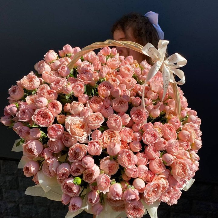 Корзина из пионовидных роз в Сочи