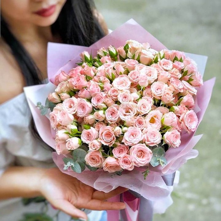 Кустовые розы с эвкалиптом в Сочи