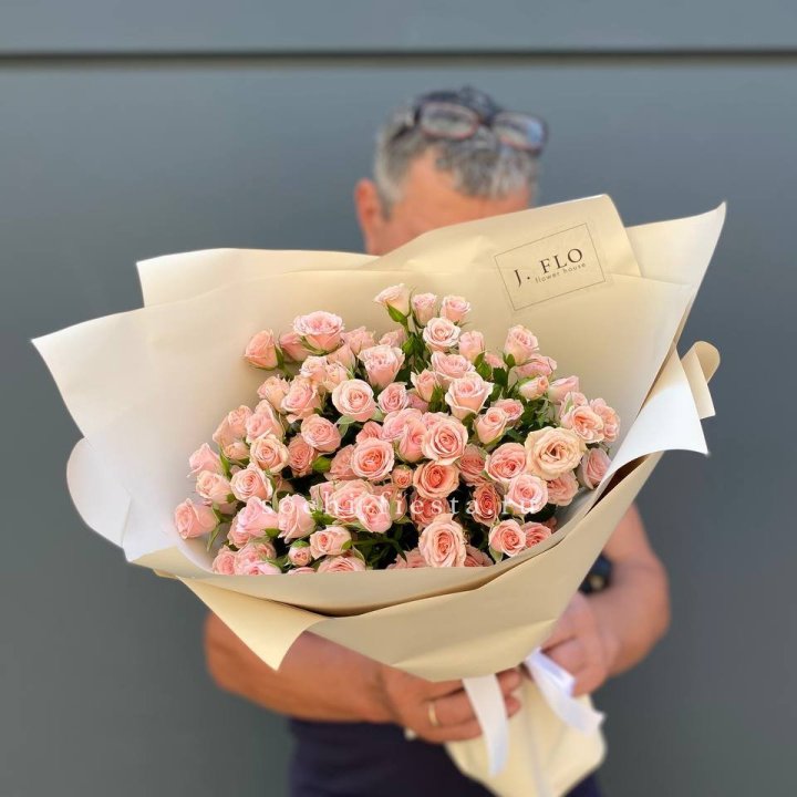 Кустовые розы леди в Сочи