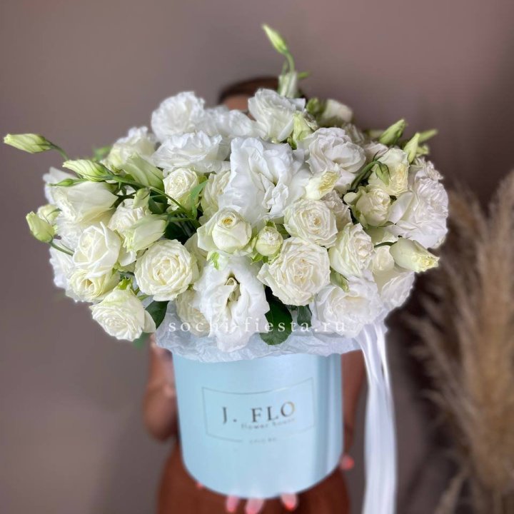 Бокс кустовых роз и эустомы  в Сочи