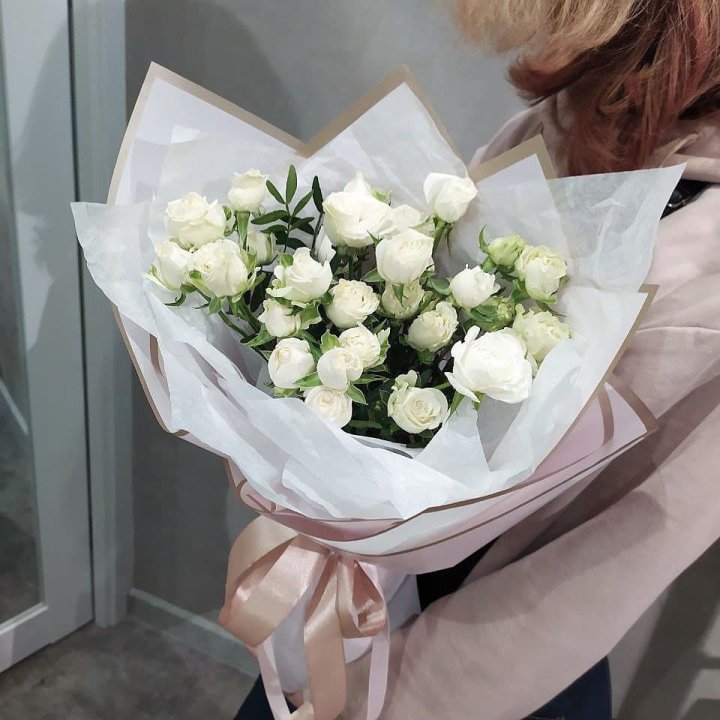 Белоснежные кустовые розы в Сочи