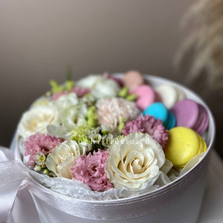 Цветы в цилиндре с макаронс Прованс в Сочи