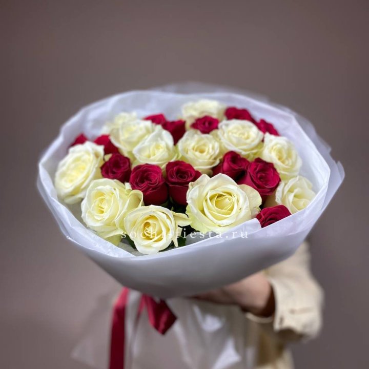 Букет их красных и белых 25 роз в Сочи
