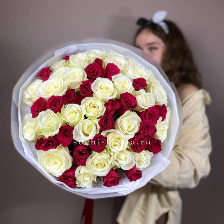 Микс из 55 роз в Сочи