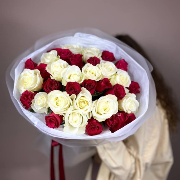 Букет из красных белых 35 роз в Сочи