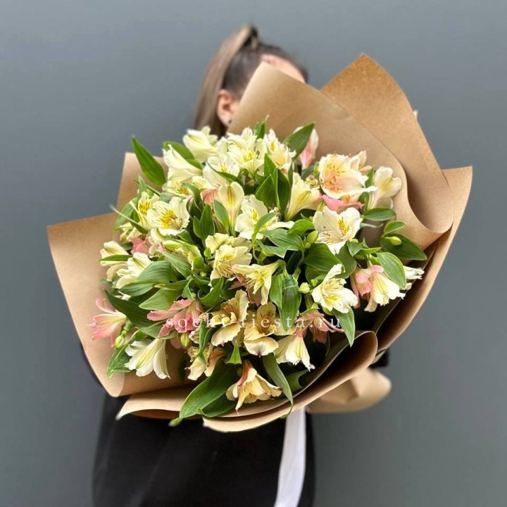 Букет альстромерий в крафте в Сочи