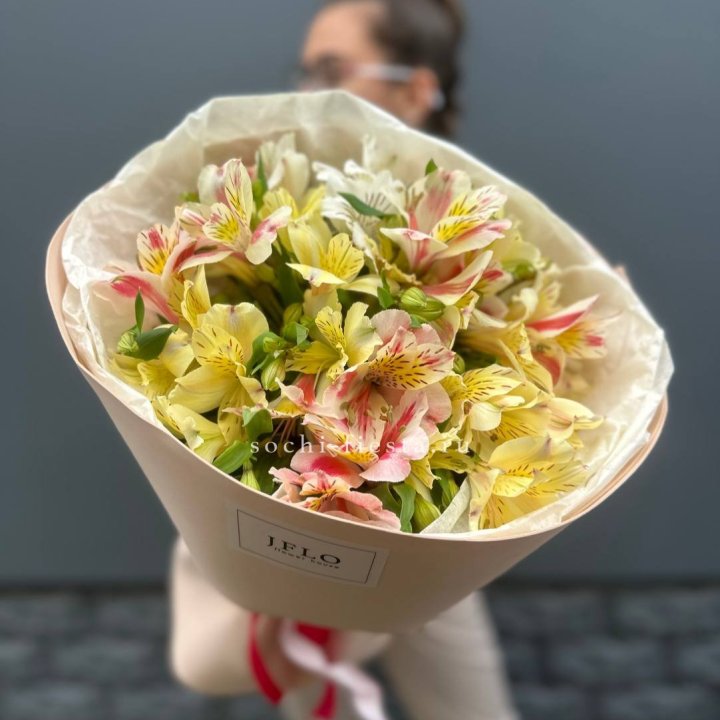 Альстромерии в нежном оформлении в Сочи