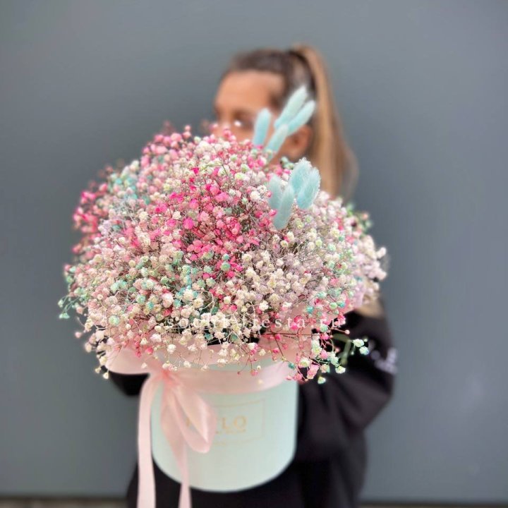 9 Радужных гипсофилы в шляпной коробке в Сочи