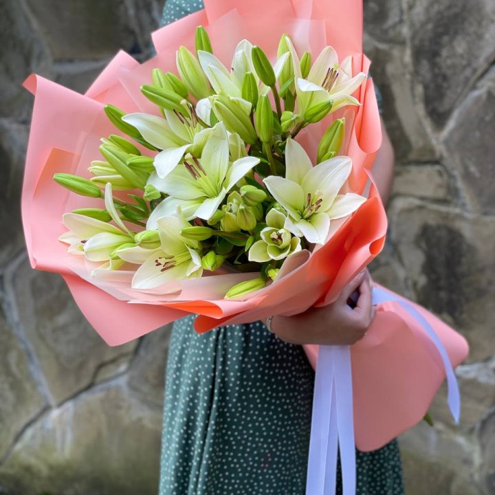 Букет из 7 белых лилий в Сочи