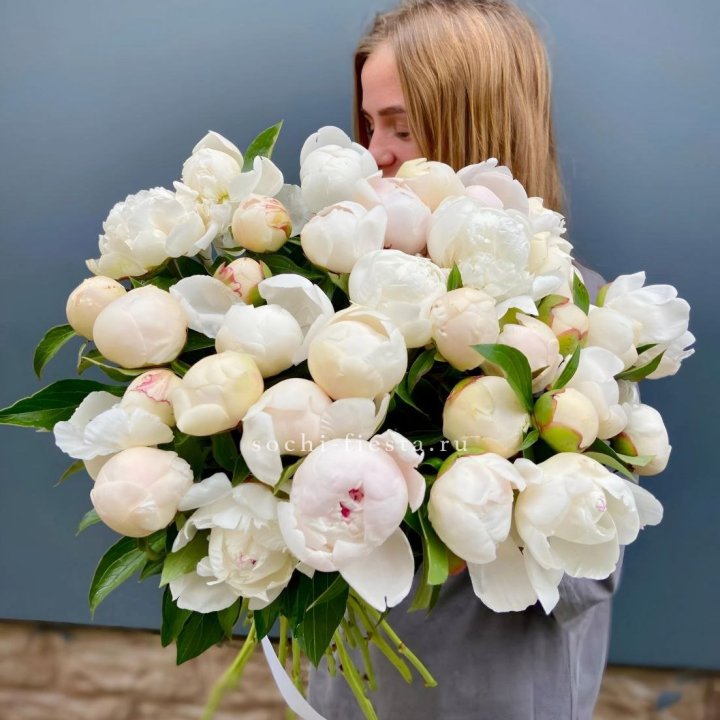 Охапка пионов в Сочи