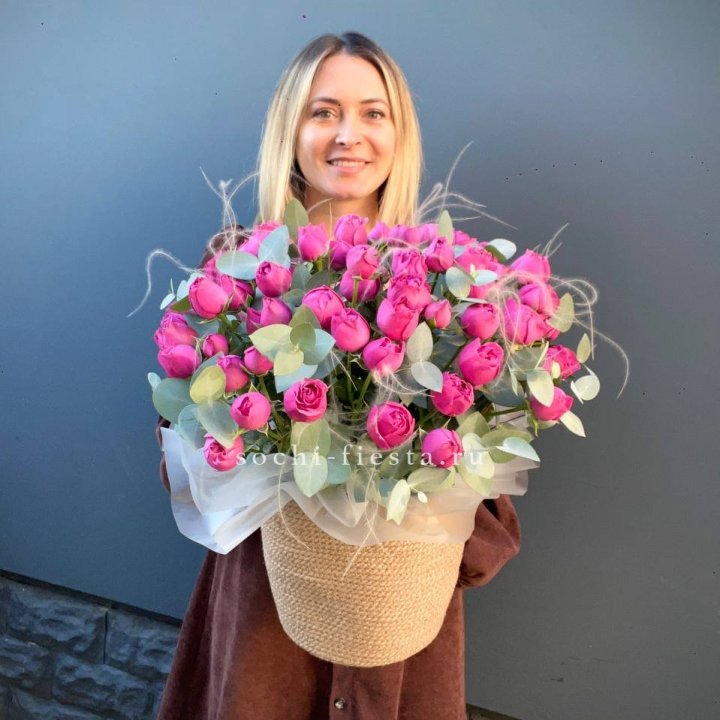 Пионовидные розы  в джутовом кашпо  в Сочи