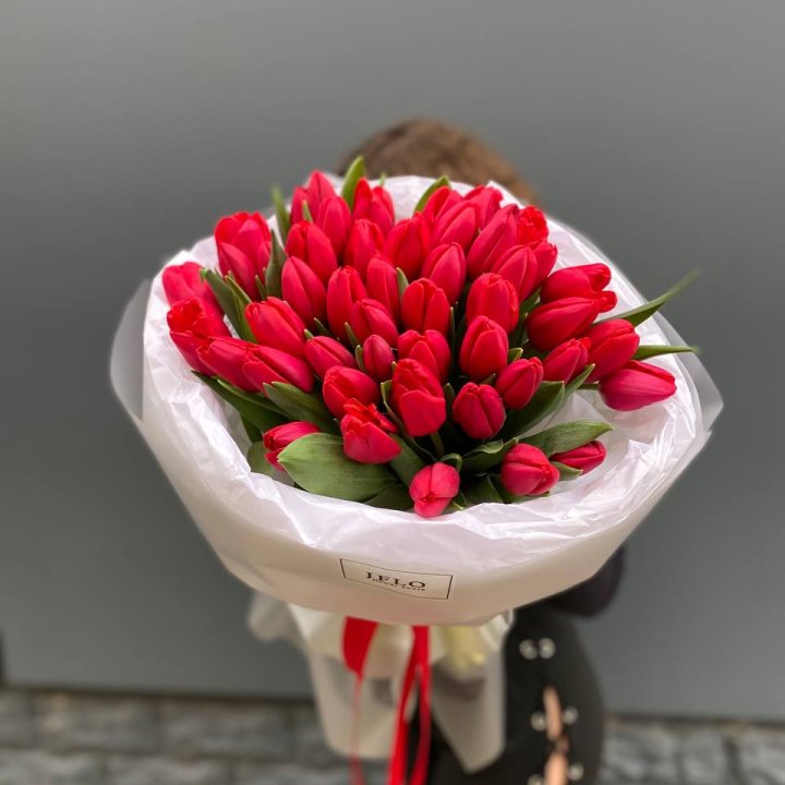 51 тюльпан "LOVE" с доставкой в Сочи