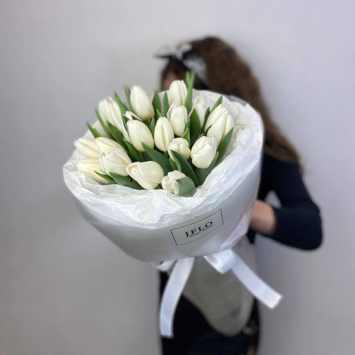  19 белых воздушных тюльпанов с доставкой в Сочи