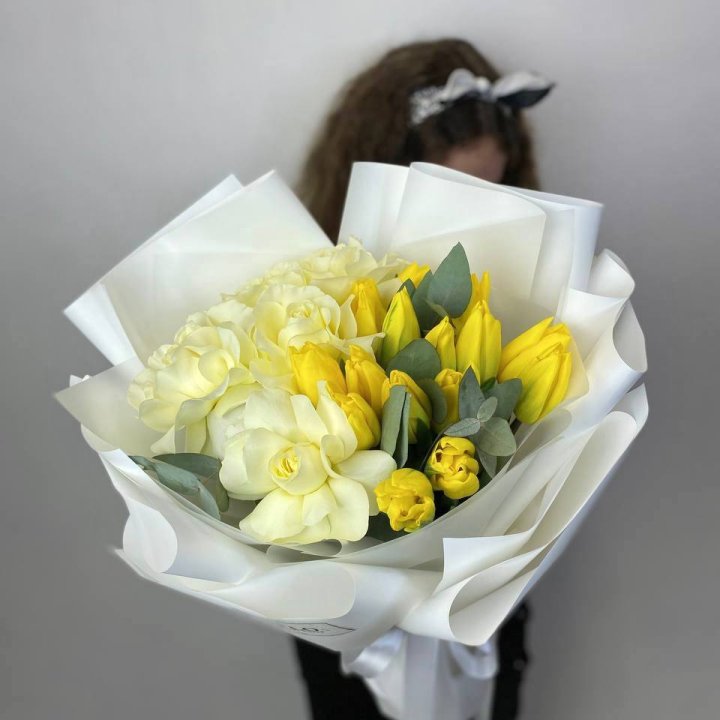 Дуо жёлтые тюльпаны и розы с доставкой в Сочи