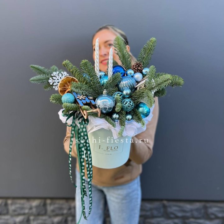 Композиция "Мери крисмас блю" в Сочи