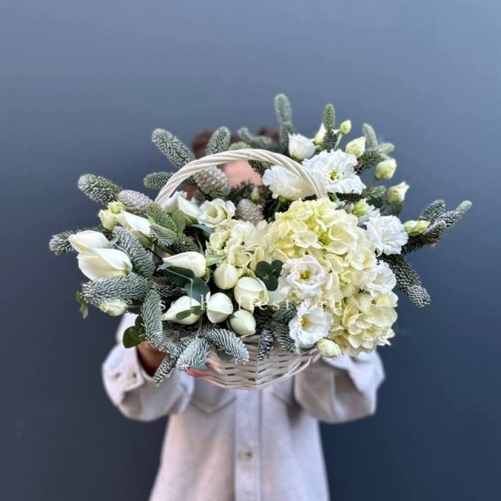 Новогодняя корзина с цветами в Сочи